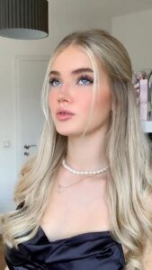 stw berjilbab lagi butuh uang Bali  //  museum internet 