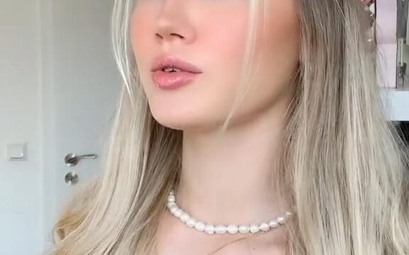 stw berjilbab lagi butuh uang Bali  //  museum internet <2026]